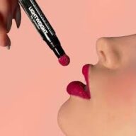 رژ لب پودری پد دار لایت ویت فلورما Moisturizing Lip Powder